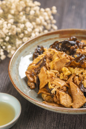 一盘醋溜木须肉特写