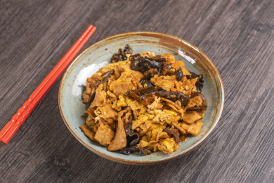 一盘醋溜木须肉特写