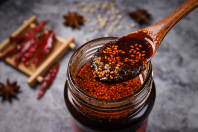 放在瓶子里用勺子舀起来的陕西油泼辣子