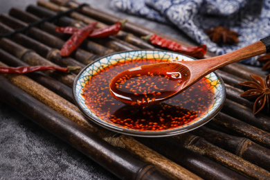 放在碟子里用勺子舀起来的陕西油泼辣子