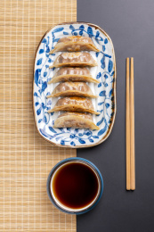 一盘煎饺锅贴特写