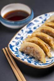 一盘煎饺锅贴特写