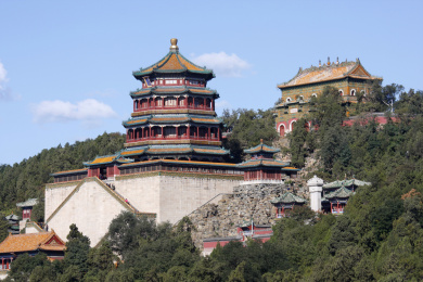 中国北京颐和园中万寿山顶的佛香阁和智慧海