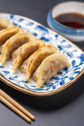 一盘煎饺锅贴特写