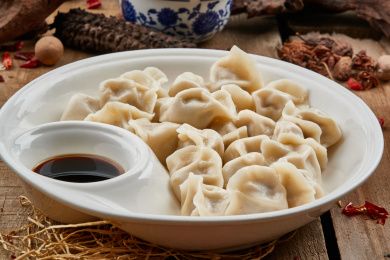 白色盘子上的中国美食水饺