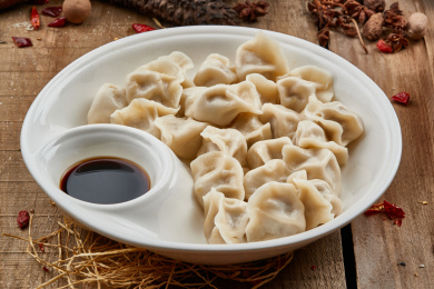 白色盘子上的中国美食水饺