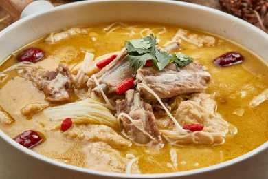 含有红枣排骨鸡脯食用菌的山珍乱炖