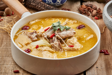 含有红枣排骨鸡脯食用菌的山珍乱炖