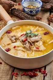 含有红枣排骨鸡脯食用菌的山珍乱炖