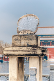 中国北京雪后故宫午门前的日晷
