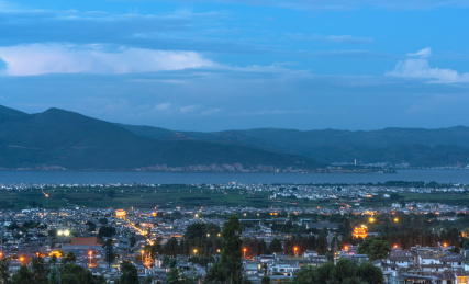云南大理洱海边的大理古城建筑夜景远景图