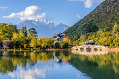 中国云南省丽江市黑龙潭公园雪山风光