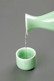 酒壶酒杯酒具特写