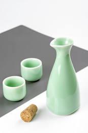 酒壶酒杯酒具特写