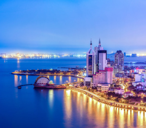 高视角俯瞰中国山东省青岛城市风光夜景