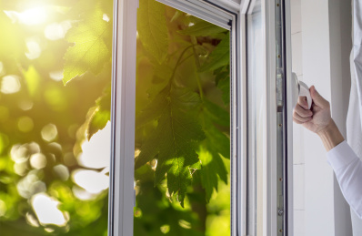 女人用左手打开窗户通风换气