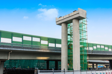 正在修建的高架立交桥桥墩