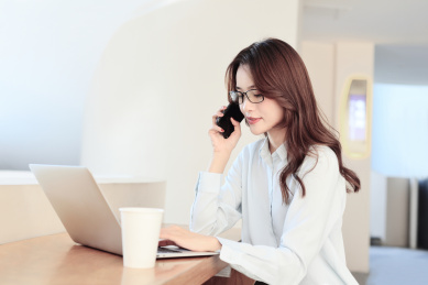 一个正在家远程办公的中国年轻女性