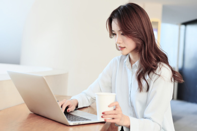 一个正在家远程办公的中国年轻女性