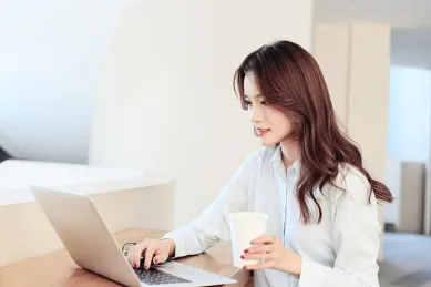 一個商務形象的中國年輕女性在線辦公