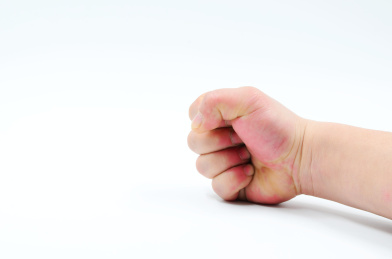 一只男性的拳头砸在白色背景上