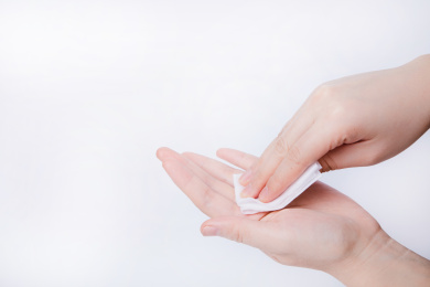 白色背景特写用湿纸巾擦手