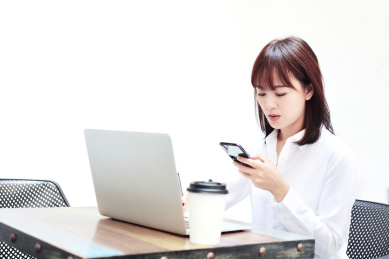 一名中国商务女士正在远程移动办公