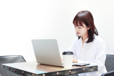 一名中国商务女性正在移动工作中