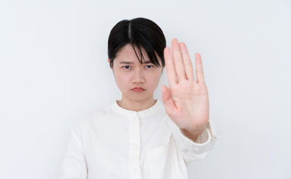 女生举手表示拒绝