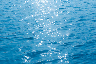 波光粼粼的蓝色水面