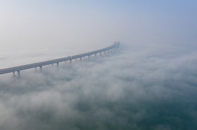 高视角俯瞰中国山东省青岛胶州湾跨海大桥