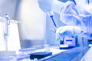 科学家是在生物安全实验室中做实验