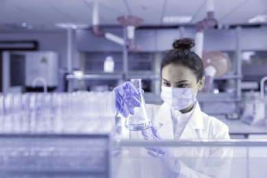 女性科学家在实验室中观察实验样品