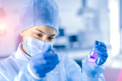女性科学家在实验室中分析实验样本