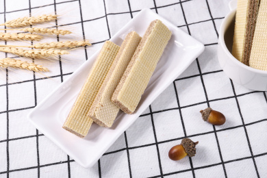 放在方格餐布上白色盘子的威化饼干