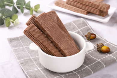 放在灰色餐布白色碗里的威化饼干