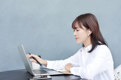 使用电脑远程在线上课的中国年轻女老师