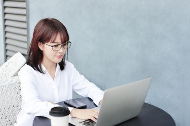 在使用电脑移动办公的商务女士