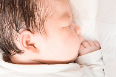 正在睡觉的刚出生的婴儿侧脸局部特写