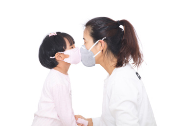 戴口罩的妈妈和戴口罩的女儿接吻