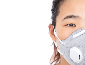 戴口罩的女士露出半边脸在白背景前