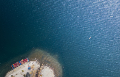 云南丽江泸沽湖海鸥与地貌