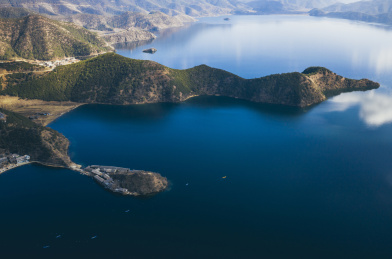 云南丽江泸沽湖海鸥与地貌