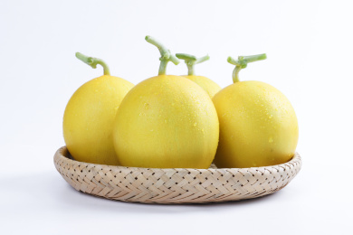 放在白色背景上盘子里的黄金甜瓜