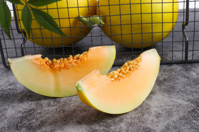 放在深色背景上切开的甜瓜果肉