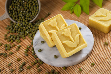 放在竹帘上盘子里的传统美食手工绿豆糕