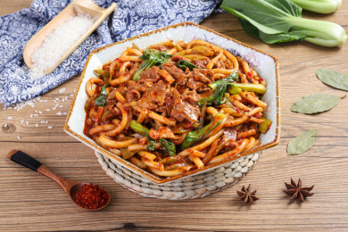 放在木纹背景上碗里的特色小吃新疆炒馕