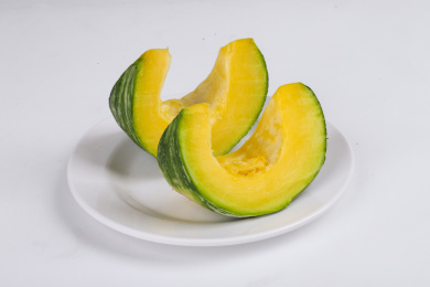 放在白色背景上切开的贝贝南瓜