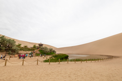 中国甘肃鸣沙山月牙泉景区