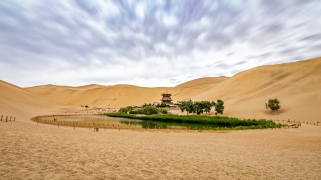 中国甘肃鸣沙山月牙泉景区